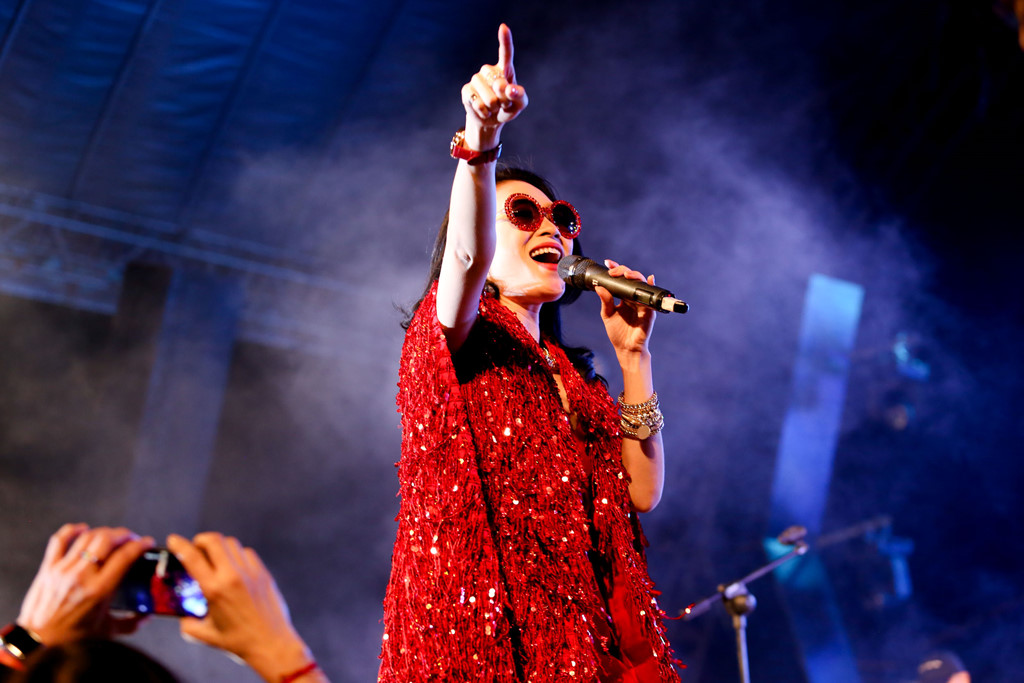 Mỹ Tâm cuồng nhiệt cùng hàng nghìn khán giả Đà Nẵng bất chấp mưa lạnh